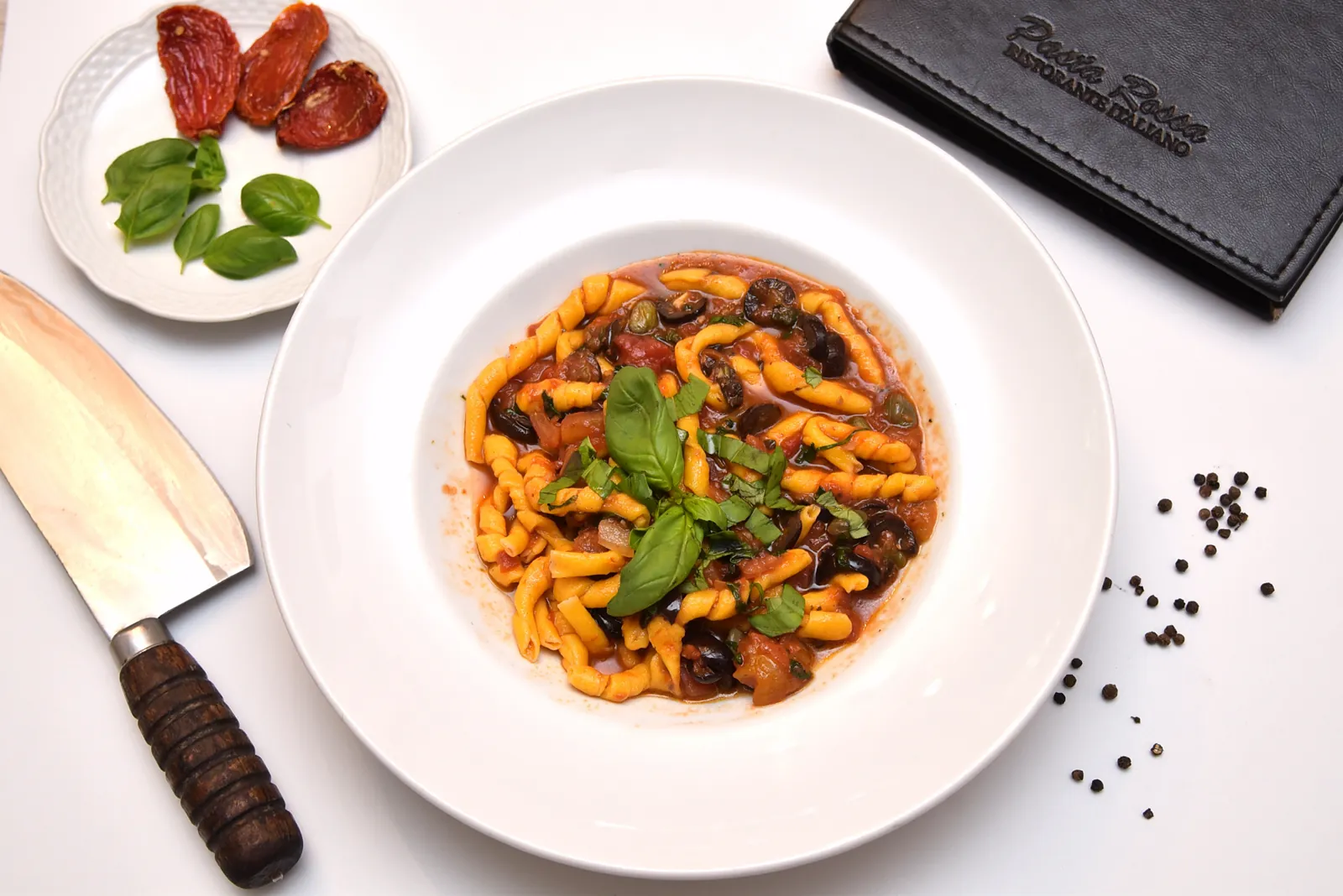 Fusilli al fierrito de Pasta Rossa con salsa de tomate y albahaca