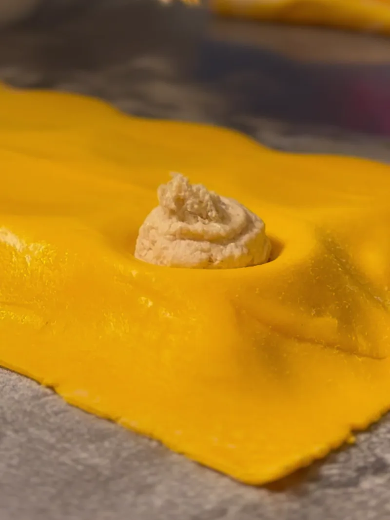 Relleno de pasta fresca colocado a mano sobre la masa