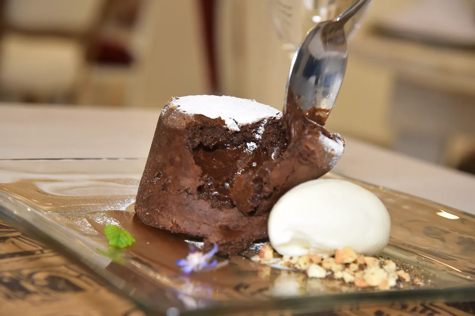 Volcán de chocolate servido con helado en Pasta Rossa